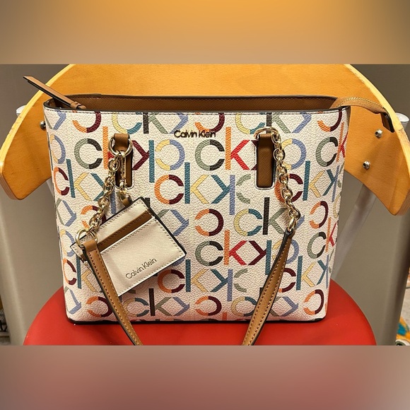 ✨✨ Calvin Klein Purse + Card Holder + Dust Bag ✨✨ - Picture 2 of 9